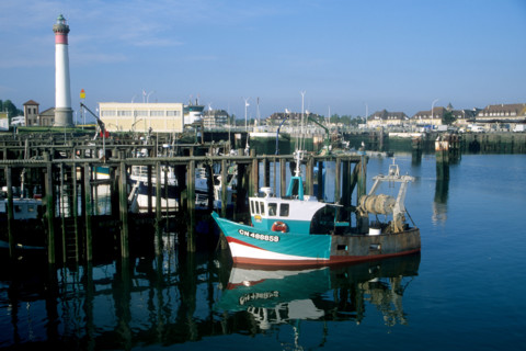 France, Basse Normandie, calvados, ouistreham, le port et le phare, pontons, chalutier, reflet dans l'eau, bateau de peche,