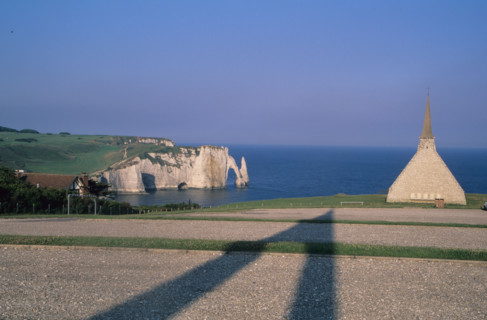 France, Normandie, Seine Maritime, cote d'albatre etretat, falaises d'aval depuis la chapelle ND de la garde, ombre du monument Nungesser et coli aviateurs partis de cet endroit avec leur avion l'oise...