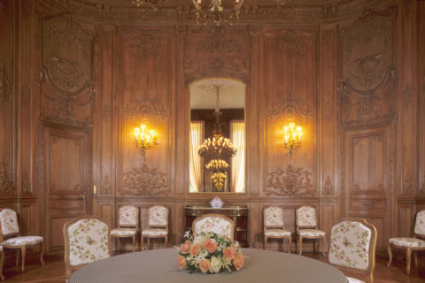 France, Paris 7e, hotel particulier, hotel de noirmoutier, 138 rue de Grenelle, residence du prefet de region, lambris de chene illustres par les fables de la fontaine,