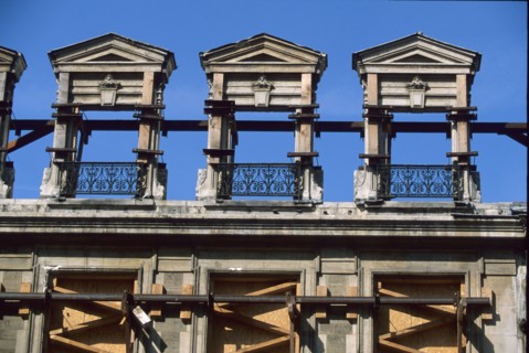 France, Paris 9e, immeuble, restauration, conservation de facade, facadisme, lucarnes, architecture