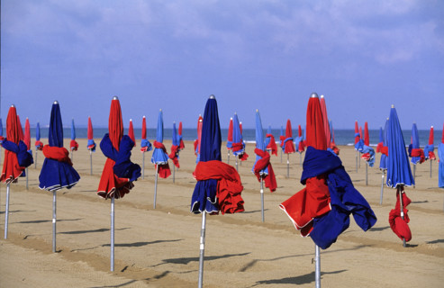 France, Basse Normandie, Calvados, cote fleurie, deauville, plage, parasols plies, vide de touristes,
