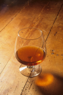 France, Normandie, Calvados, pays d'auge, verre de Calvados sur table de ferme en bois, degustation, gastronomie normande, spiritueux, alcool,