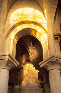 France, Normandie, eure, vernon, glise, collegiale, interieur, arche, effet de lumiere d'un vitrail,