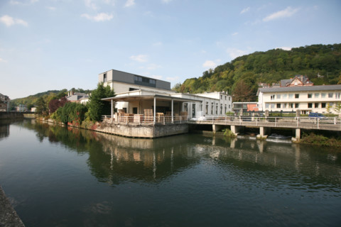 France, Haute Normandie, eure, pont audemer, entreprises sur la risle et locaux de la mairie, riviere, batiments