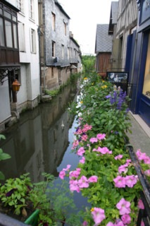 France, Haute Normandie, eure, pont audemer, la petite venise, au dessus de l'eau, rue thiers, fleurs, maisons bardees d'ardoise,