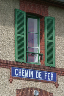 France, Haute Normandie, eure, le bec hellouin, ancienne gare de chemin de fer, fenetre, panneau,