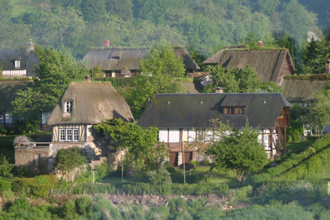 France, Haute Normandie, eure, vallee de la Seine, village de vieux port, route des chaumieres, depuis la passerelle d'un cargo, berges, environnement, maisons, habitat traditionnel, jardins,
