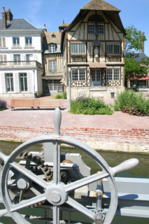 France, Haute Normandie, eure, louviers, centre ville, parcours amenage au dessus de l'eau, riviere, pontons, barrage,