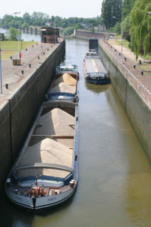France, Haute Normandie, vallee de la Seine, eure, ecluses de poses, passage d'une peniche, transport fluvial,