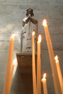 France, Normandie, eure, evreux, cathedrale, statuette vierge, cierges allumes, offrandes,