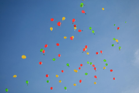 France, Haute Normandie, eure, evreux, lacher de ballons multicolores, ciel bleu,