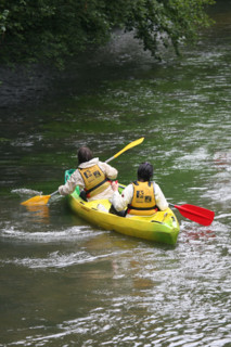 France, Haute Normandie, eure, canoe sur la risle a corneville, sport nautique, jeunes adolescents, loisirs, riviere,