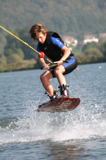 France, Haute Normandie, eure, etangs de la communaute de communes de pont audemer, plan d'eau, club nautique de Toutainville (etangs de pont audemer) Ski nautique Maxime Nedeau (wake board)