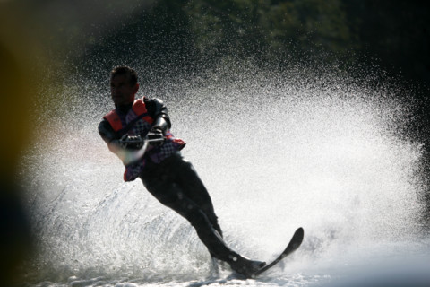 France, Haute Normandie, eure, etangs de la communaute de communes de pont audemer, plan d'eau, club nautique de Toutainville (etangs de pont audemer) Ski nautique (monoski)