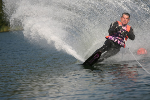 France, Haute Normandie, eure, etangs de la communaute de communes de pont audemer, plan d'eau, club nautique de Toutainville (etangs de pont audemer) Ski nautique (monoski)