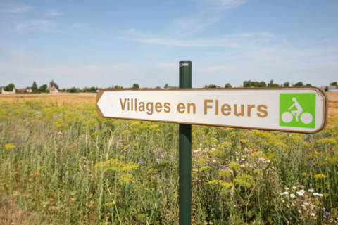 France, Haute Normandie, eure, gauciel, pays d'evreux, bandes fleuries, routes, panneau villages en fleurs,