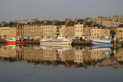 France, Normandie, Manche, Cherbourg, avant port, bateaux, chalutiers, reflet dans l'eau, maisons, quai,