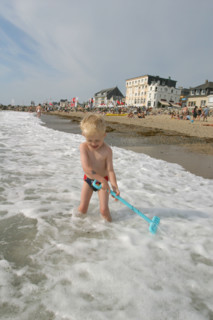 France, Basse Normandie, Manche, Cotentin, plage de Coutainville, enfant jouant sur le sable, personnage autorise, loisir balneaire,