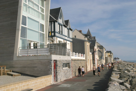 France, Basse Normandie, Manche, Cotentin, plage de Coutainville
architecture balneaire des abords de la plage, front de mer,