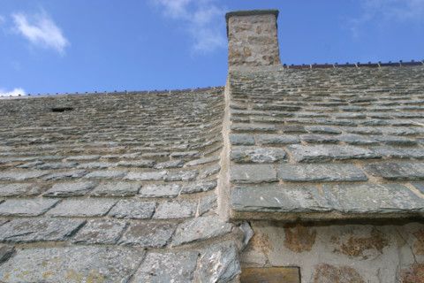 France, Normandie, Manche, val de saire, face a saint vaast la hougue, ile tatihou, toit de lauzes traditionnel, habitat, conservatoire du littooral