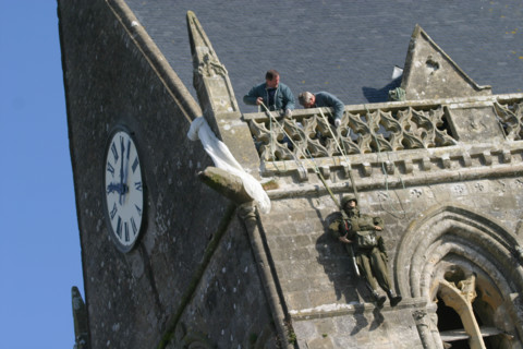 France, Normandie, Manche, plages du debarquement, remplacement du mannequin representant le parachutiste John Steele sur le clocher de l'eglise en memoire du 6 juin 44,