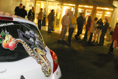 France, Basse Normandie, Manche, Cotentin, coutances, festival jazz sous les pommiers, mai 2006, ambiance d'avant concert, voiture decoree d'un saxophone, t show public,