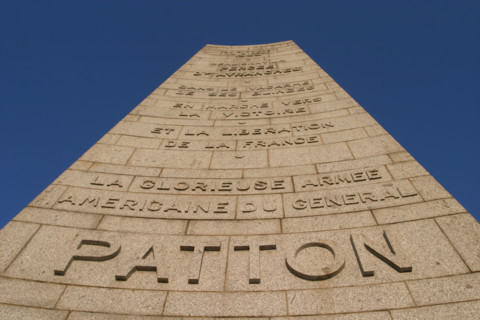 France, Basse Normandie, Manche, avranches, rond point Patton, hommage aux troupe du general americain, seconde guerre mondiale, liberation 1944, colonne, monument