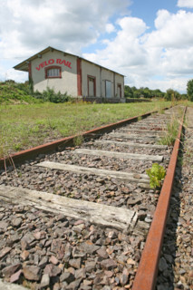 France, Basse Normandie, Manche, pays de saint lo, conde sur vire, velorail, sur l'ancienne voie ferree au bord de la vire, rails de chemin de fer, 
loisirs, personnages sur velorail