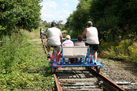 France, Basse Normandie, Manche, pays de saint lo, conde sur vire, velorail, sur l'ancienne voie ferree au bord de la vire, rails de chemin de fer, 
loisirs, personnages sur velorail