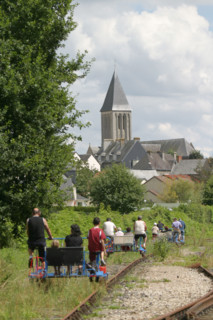 France, Basse Normandie, Manche, pays de saint lo, conde sur vire, velorail, sur l'ancienne voie ferree au bord de la vire, rails de chemin de fer, 
loisirs, personnages sur velorail