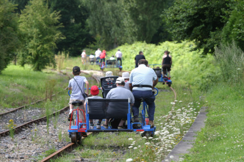 France, Basse Normandie, Manche, pays de saint lo, conde sur vire, velorail, sur l'ancienne voie ferree au bord de la vire, rails de chemin de fer, 
loisirs, personnages sur velorail