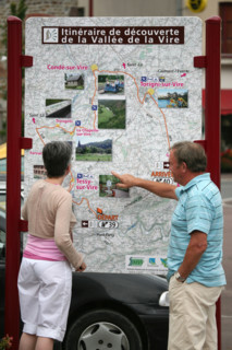 France, Basse Normandie, Manche, pays de saint lo, tessy sur vire panneau indicateur du circuit de la vallee de la vire, couple chercant sa route, carte,