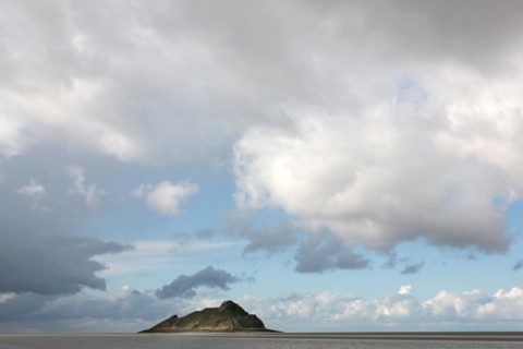 France, Normandie, Manche, baie du Mont-Saint-Michel, traversee des greves, maree basse, ciel nuageux, rocher tombelaine,