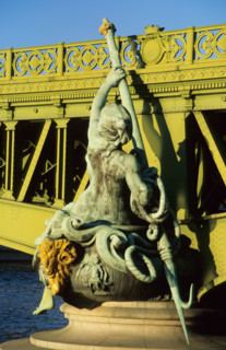 France, Paris, Seine, detail pont Mirabeau, statue sur uen pile,