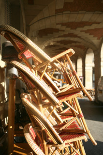 France, Paris 4e, le marais, place des vosges, appareil de briques et pierre, arcades, chaises empilees, restaurant ferme,
