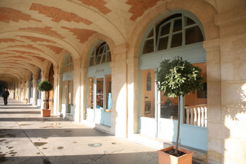 France, Paris 4e, le marais, place des vosges, appareil de briques et pierre, arcades, vitrines,