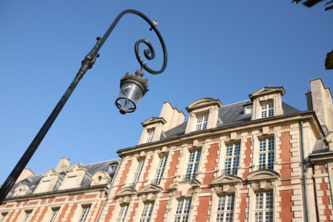 France, Paris 4e, le marais, place des vosges, pavillon, appareil de briques et pierre, lampadaire,