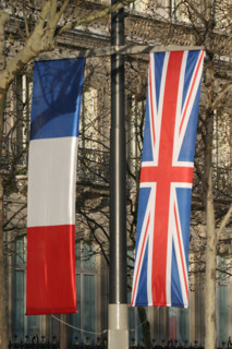 France, Paris 8e avenue des champs elysees, bannieres, drapeaux france et grande Bretagne, union jack,