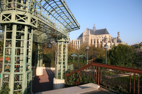 France, Paris 1e, les halles, forum des halles, eglise saint eustache et jardins, pergola