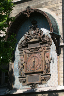 France, Paris 1er, ile de la cite, conciergerie, ancienne prison, monument historique, facade donnant sur la Seine, horloge sur le mur boulevard du palais,