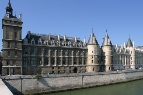 France, Paris 1er, ile de la cite, conciergerie, ancienne prison, monument historique, facade donnant sur la Seine,