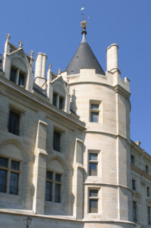 France, Paris 1er, ile de la cite, conciergerie, ancienne prison, monument historique, facade donnant sur la Seine, tour bon bec ainsi nommee car la torture y faisait delier les langues,