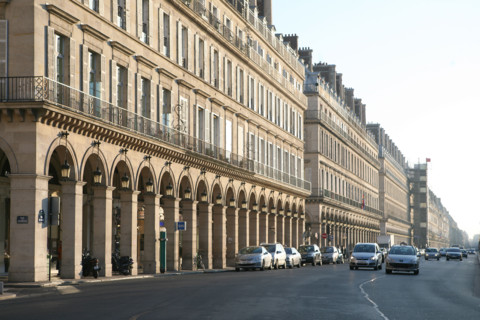 France, Paris 1e, rue de rivoli, immeubles de rapport, arcades, circulation,