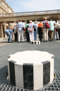 france, Paris 1er, colonnes de Daniel Buren, palais royal, touristes,
