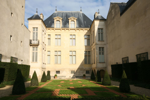 France, Paris 3e, le marais, hotel particulier, rue payenne, hotel de Donon, musee cognacq jay, facade sur jardin a la francaise,