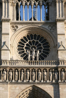 France, Paris 4e, ile de la cite, cathedrale Notre-Dame de Paris, art gothique et neo gothique, parvis, facade, detail galerie des rois de juda et grande rose,