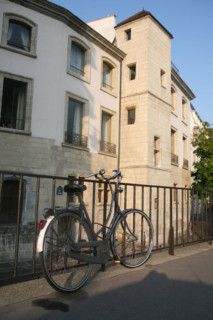 France, Paris 4e, ile de la cite, quai aux fleurs, immeubles, rue des ursins, velo accroche,