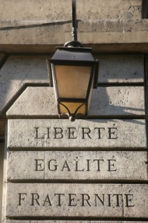 France, Paris 3e, le marais, rue des francs bourgeois, facade du credit municipal, liberte, egalite, fraternite, lampadaire,