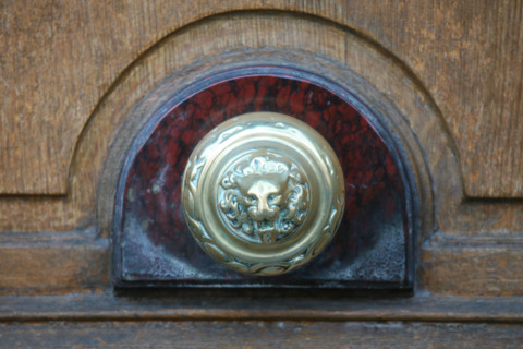 France, Paris 4e, Boulevard Henri IV, detail immeuble au no 15, representation d'un lion, bouton de porte