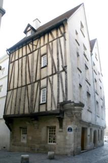 France, Paris 4e, le marais, rue du grenier sur l'eau, maison a pans de bois et encorbellement, colombage,
